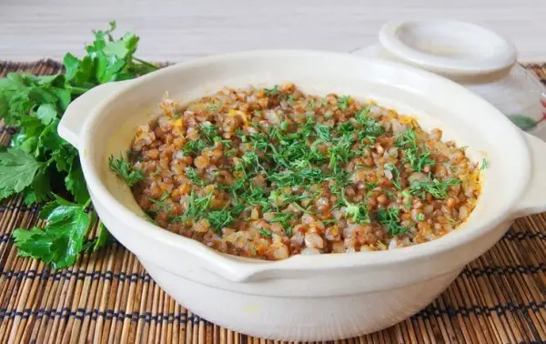Masă simplă cu legume proaspete și fructe de sezon