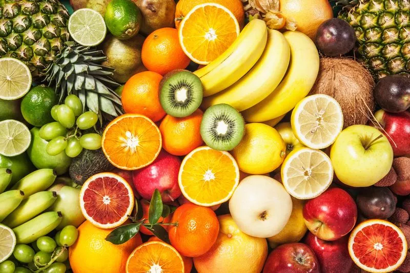 Masă simplă cu legume proaspete și fructe de sezon